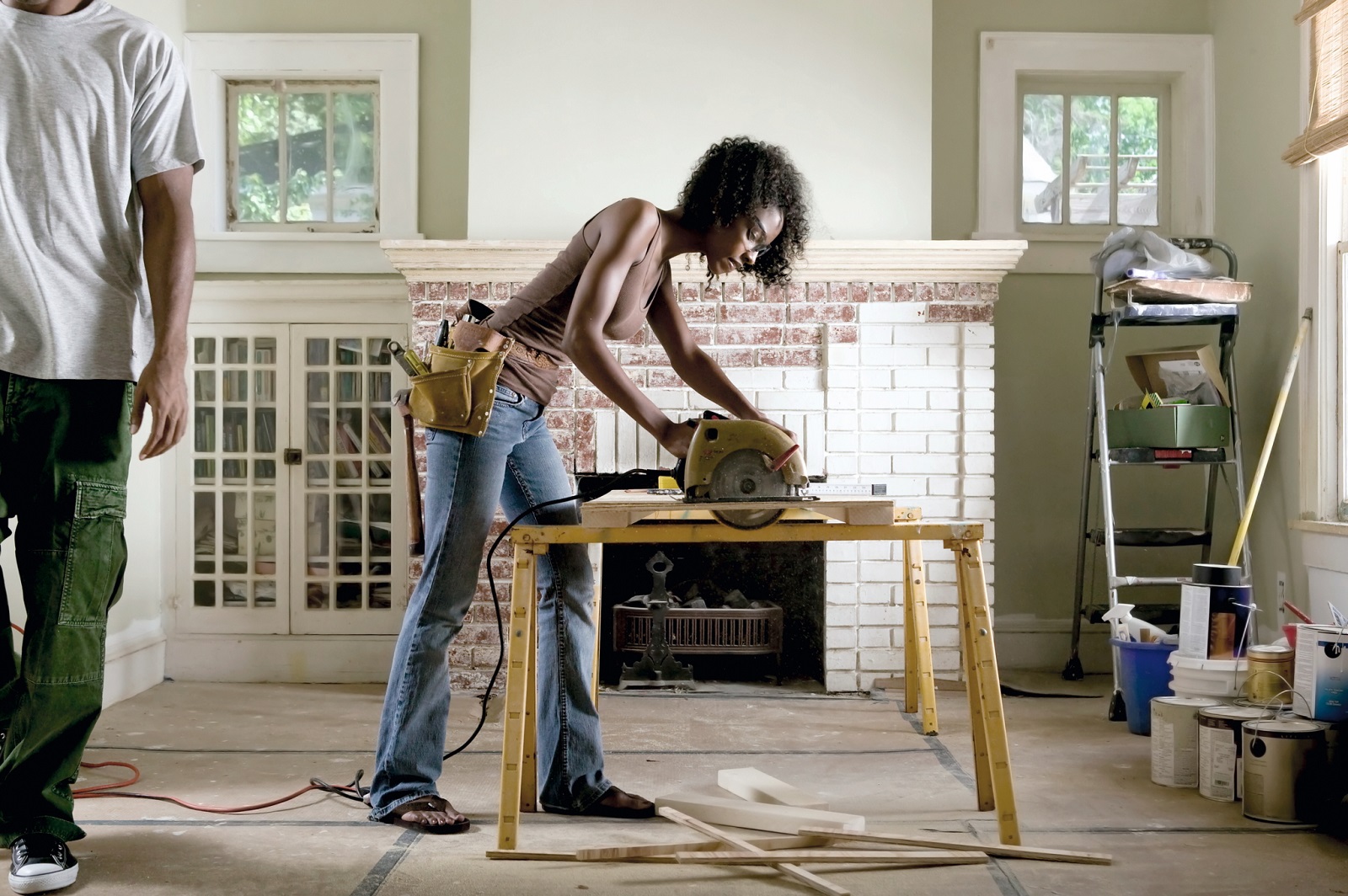 Eine Frau renoviert nach dem Hauskauf ihr Wohnzimmer.