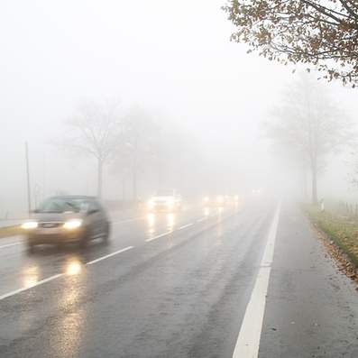 Laub, Nässe, Nebel – Wie Du im Herbst sicher ans Ziel kommst Auto bei Starkregen im Straßenverkehr
