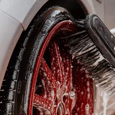 So machst Du Dein Auto fit für Herbst und Winter Reinigung von Autoreifen