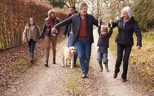Familie mit 3 Generationen und Hund beim Spaziergang