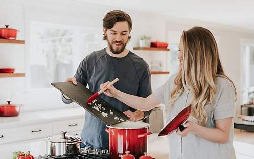Ein Mann und eine Frau kochen zusammen