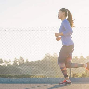 Eine Frau joggt in Sportkleidung