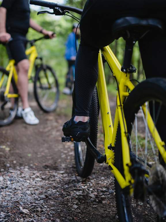 Fahrradunfall-Versicherung: Mountainbiker unterwegs – Header-Bild