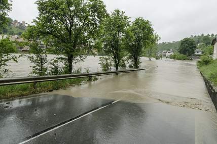 Das Bild zeigt eine Überschwemmung durch Hochwasser. 