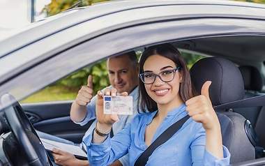 Fahranfängerin mit Führerschein Fahranfängerin hält Führerschein in der Hand