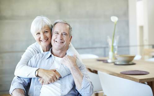 Ein älteres Ehepaar hat eine Sterbegeldversicherung ohne Wartezeit abgeschlossen. 