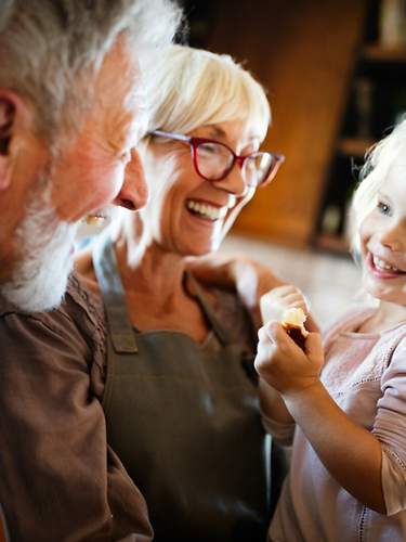 Glückliche Großeltern verbringen Zeit mit ihrer Enkelin. 