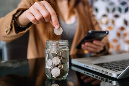 Finanzielle Freiheit durch Verzicht und Sparen. Stage-Bild für den Artikel „Frugalismus“.
